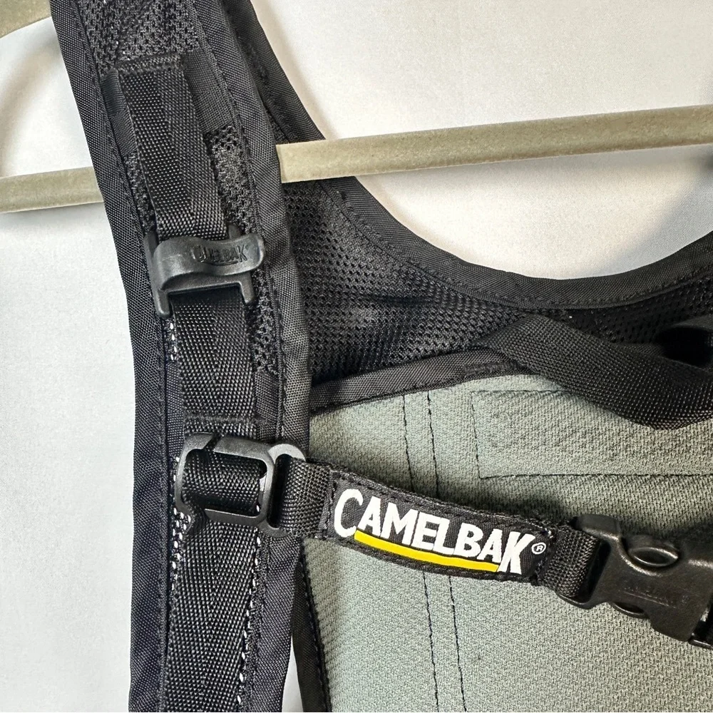 CamelBak Classic Hydration Pack Lightweight Reflective Zip Pocket OS Black Gray